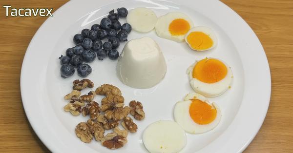 Desayuno con huevo cocido, queso fresco, fruta fresca y frutos secos. 