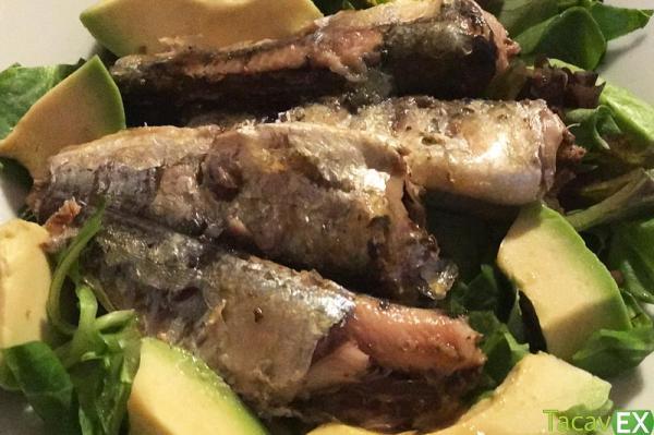Ensalada de sardinas en lata y aguacate. Cena ligera fácil de hacer.