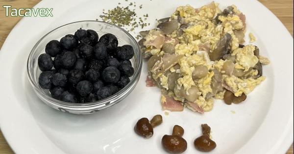 Huevos revueltos con bacon, champiñones y fruta. Desayuno/Cena fácil.