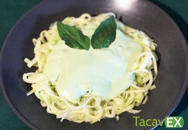 Espagueti de Calabacín con crema de albahaca y yogurt o requesón