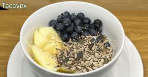 Ensalada de frutas con yogurt, cereal y semillas. Fácil y saludable.