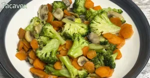 Ensalada de verduras cocidas con brócoli, champiñones y zanahoria. 