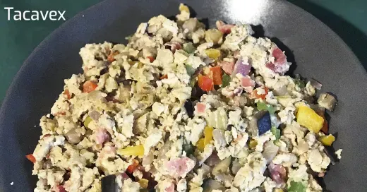 Huevos revueltos con jamón, verduras y especias. Desayuno/Cena sano.
