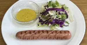 Salchichas a la plancha con ensalada y vinagreta de mostaza.