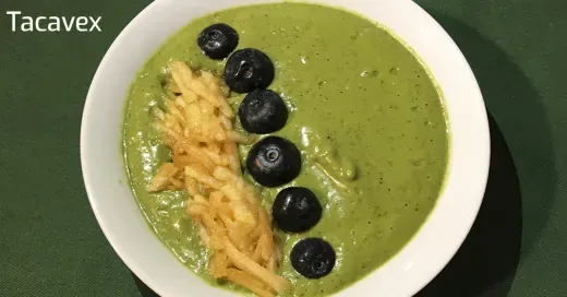 Smoothie bowl de manzana, arándanos, aguacate y espinacas