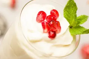 Yogurt griego/natural con cacao y chía. Snack saludable tipo pudín.