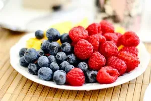 Snack Saludable con Yogurt y Fruta